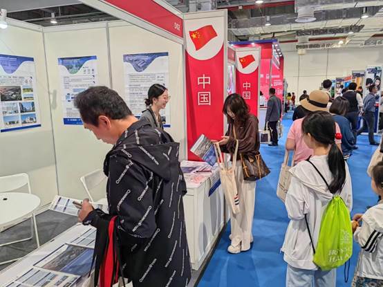 一群人站在商店前描述已自动生成