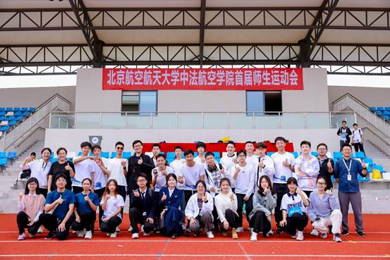 图片包含 人, 建筑, 前, 院子描述已自动生成